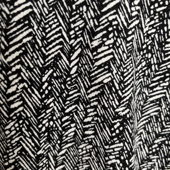 Black and white abstract print midi skirt - Picture 2 of 3